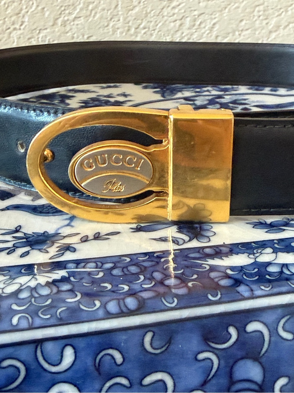 Gucci plus Black Leather Belt with Gold Oval Logo Buckle